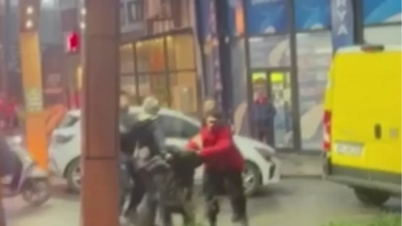 Maganda dehşeti kamerada! Babasının darbedilmesine böyle engel olmaya çalıştı: 