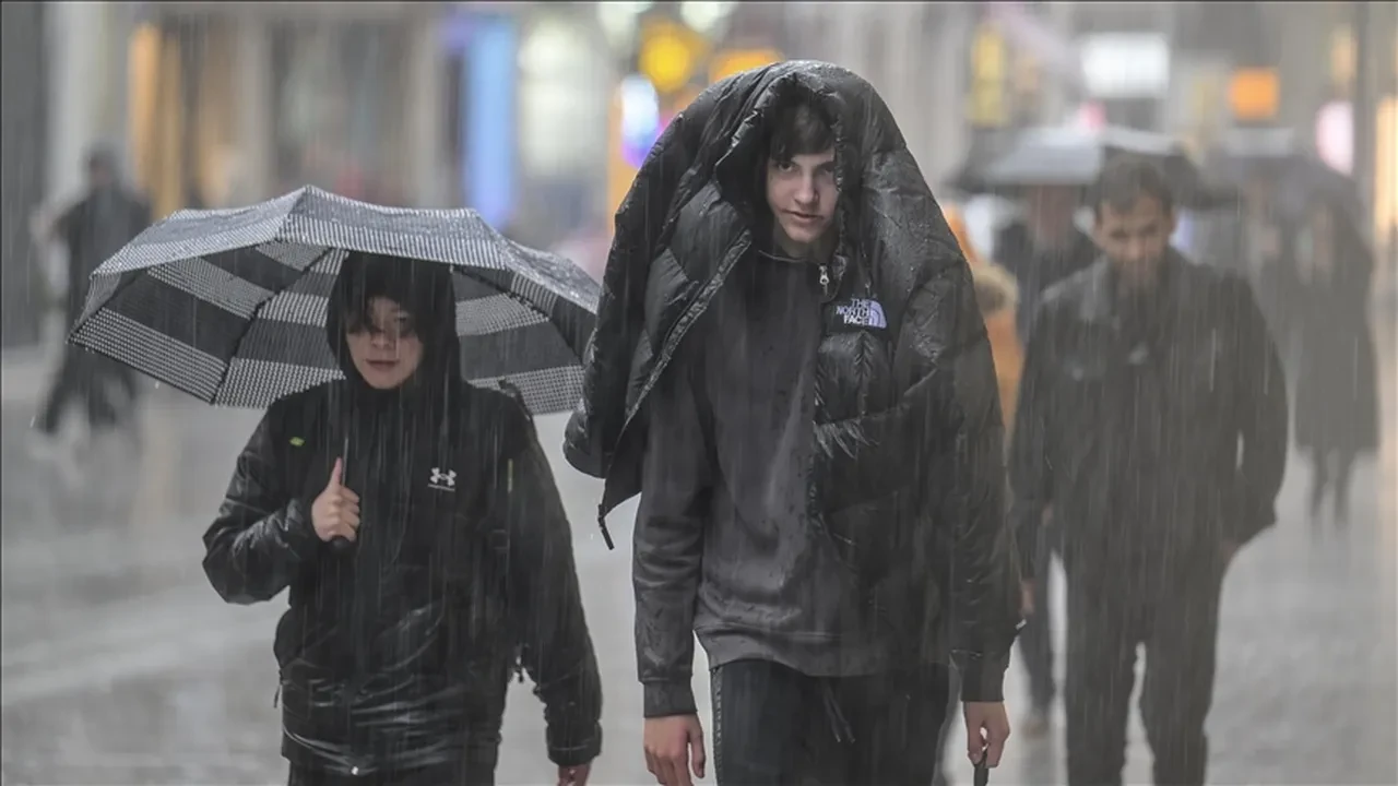 Meteoroloji'den fırtına ve sağanak uyarısı! Etkili olacağı bölgeler duyuruldu