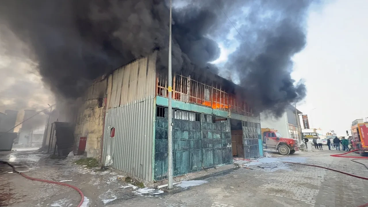 Mobilya atölyesi cayır cayır yandı! İtfaiye acil müdahale etti