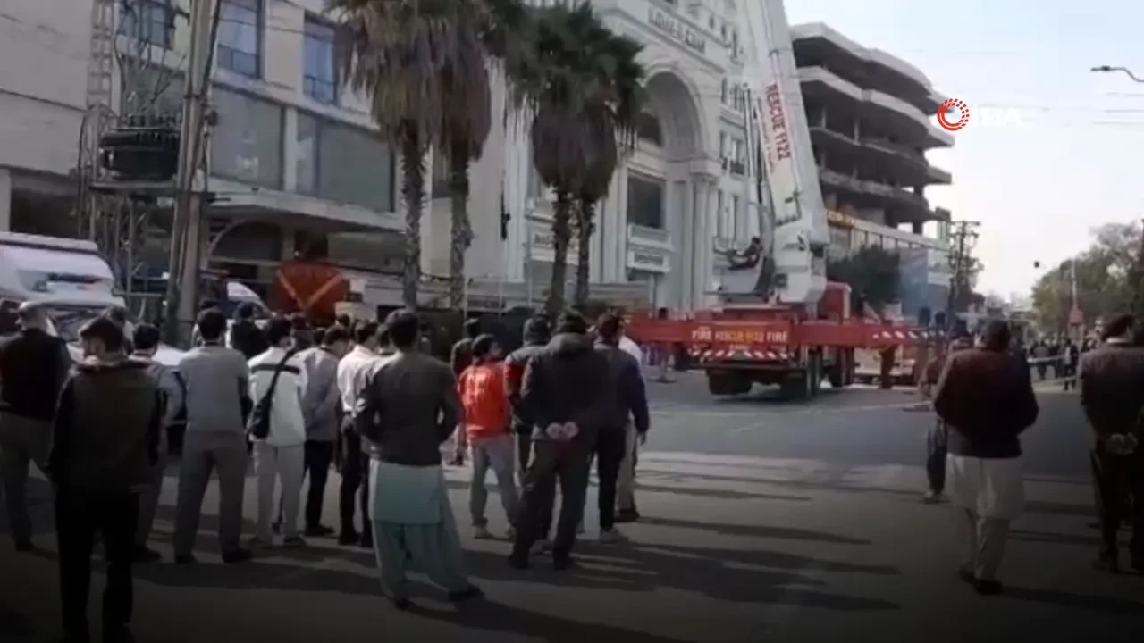 Pakistan'da yangın faciası! Otelin 21 katı alevlere teslim oldu: Ölü ve yaralılar var