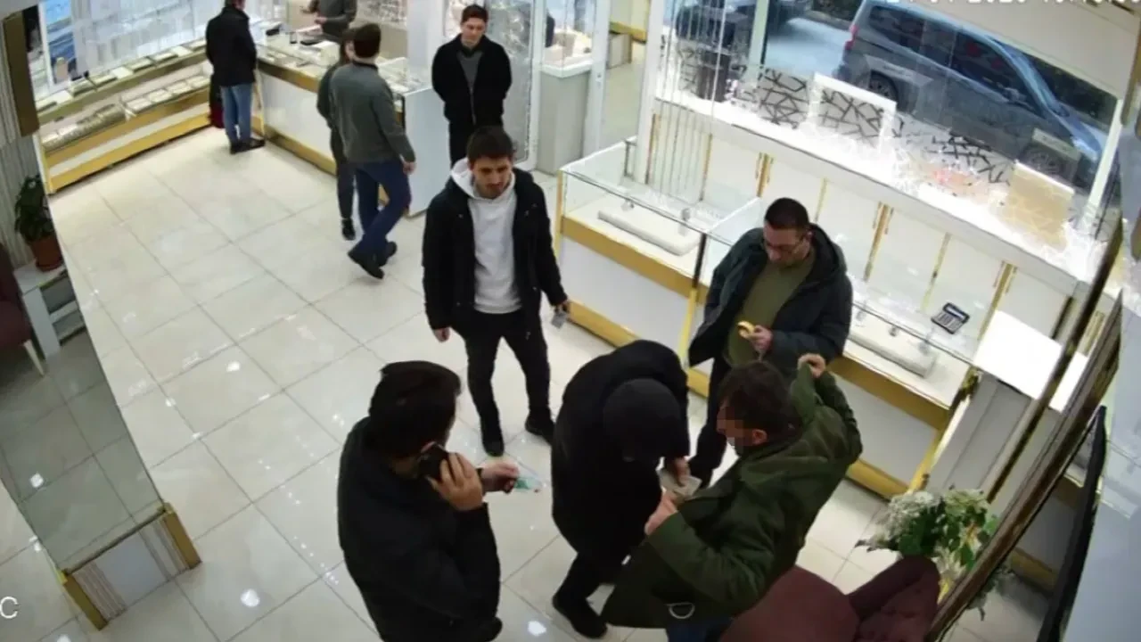 Sahte bilezikle pazarlık yaptı, kuyumcudan kaçamadı! 220 bin liralık sahte altın solüsyonla fark edildi
