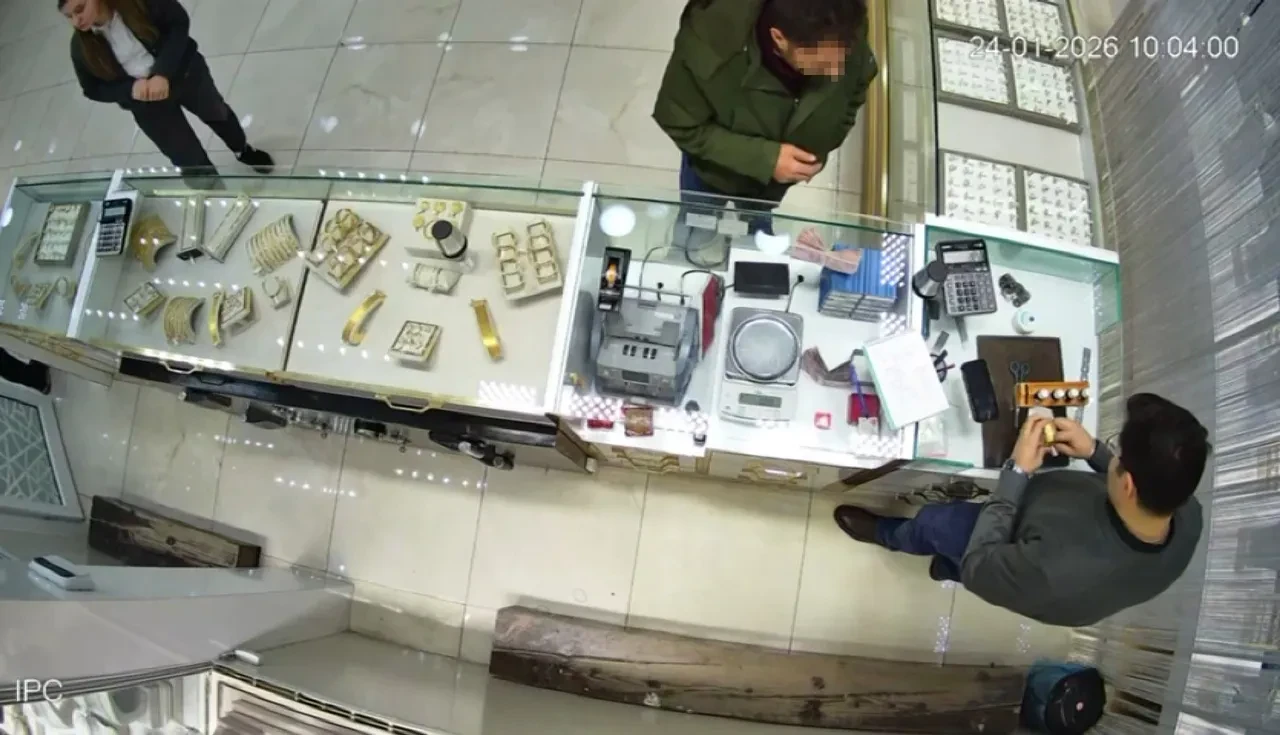 Sahte bilezikle pazarlık yaptı, kuyumcudan kaçamadı! 220 bin liralık sahte altın solüsyonla fark edildi