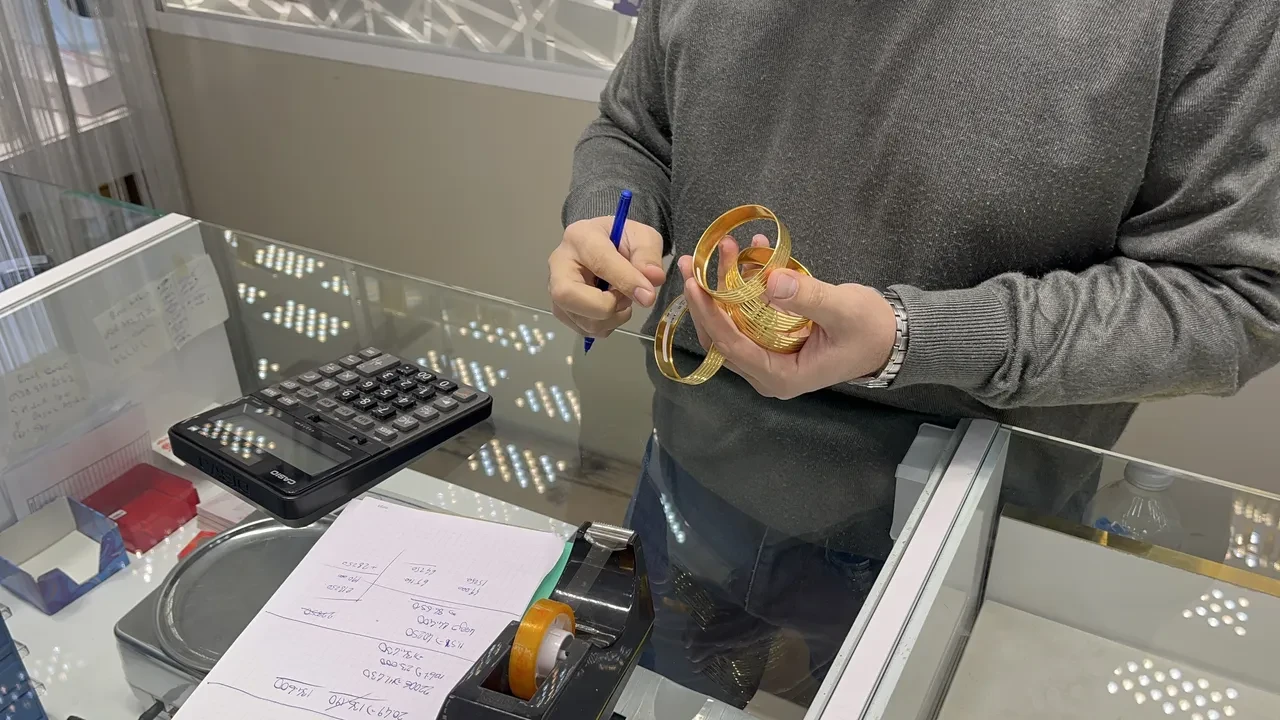 Sahte bilezikle pazarlık yaptı, kuyumcudan kaçamadı! 220 bin liralık sahte altın solüsyonla fark edildi