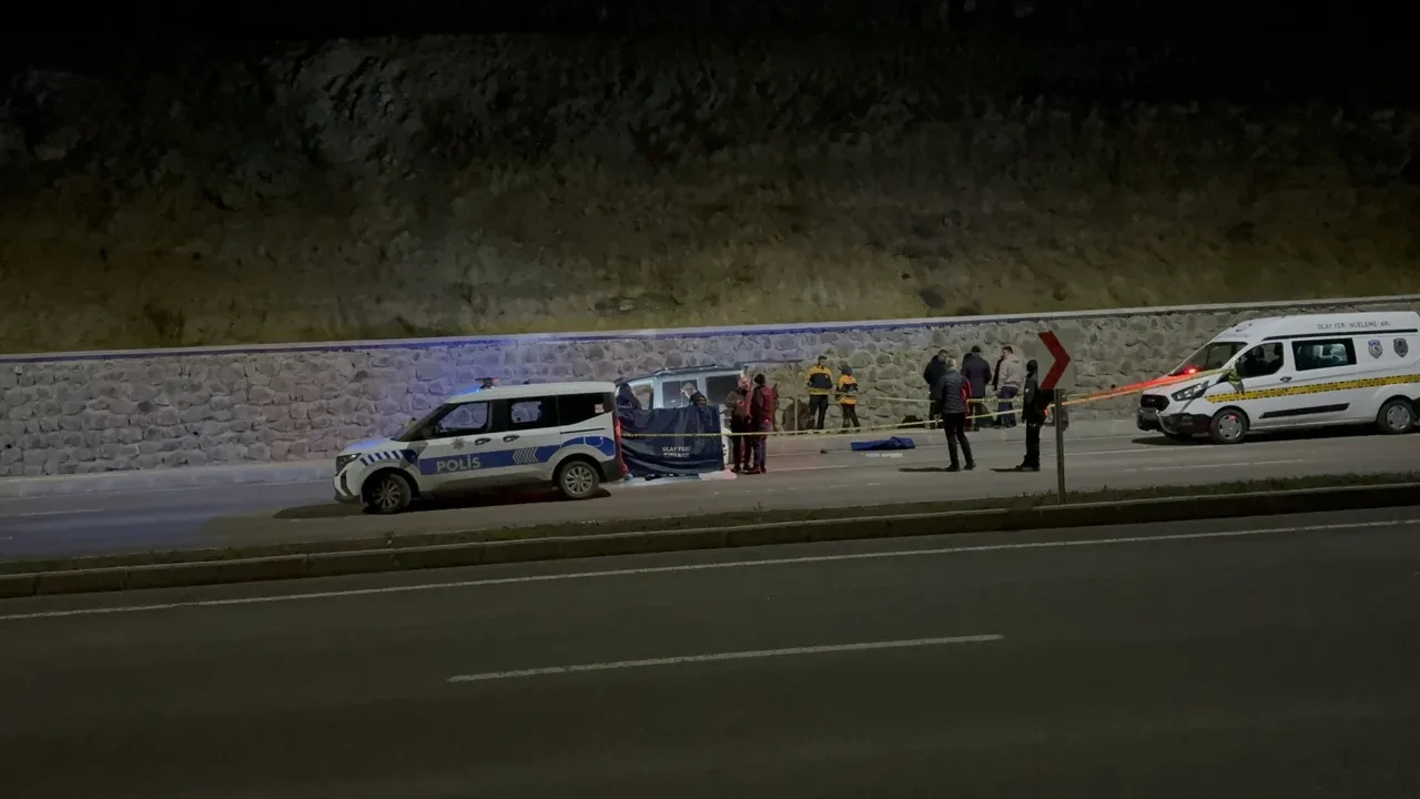 Samsun'da kan donduran cinayet! Boğazını kesti, kafasına satırla vurdu