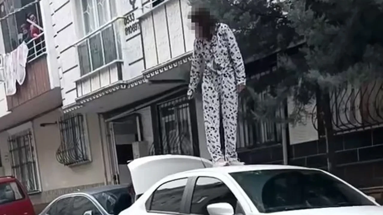 Sinir krizi geçiren kadın ortalığı birbirine kattı! Otomobilin üzerine çıktı, zıplamaya başladı