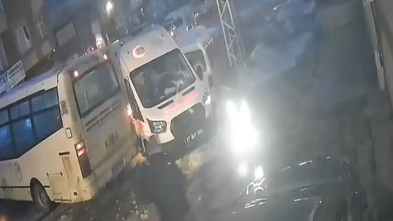 3 araçlı zincirleme kaza kameralarda! Gaziantep'te gizli buzlanmaya kazaya davetiye çıkardı