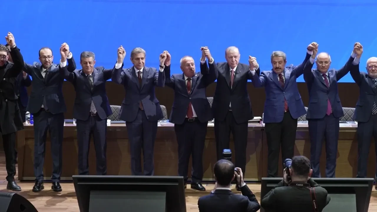 4 belediye başkanı daha AK Parti'ye katıldı! Rozetlerini Cumhurbaşkanı Erdoğan taktı