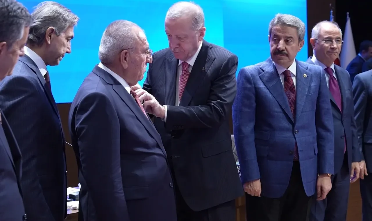 4 belediye başkanı daha AK Parti'ye katıldı! Rozetlerini Cumhurbaşkanı Erdoğan taktı