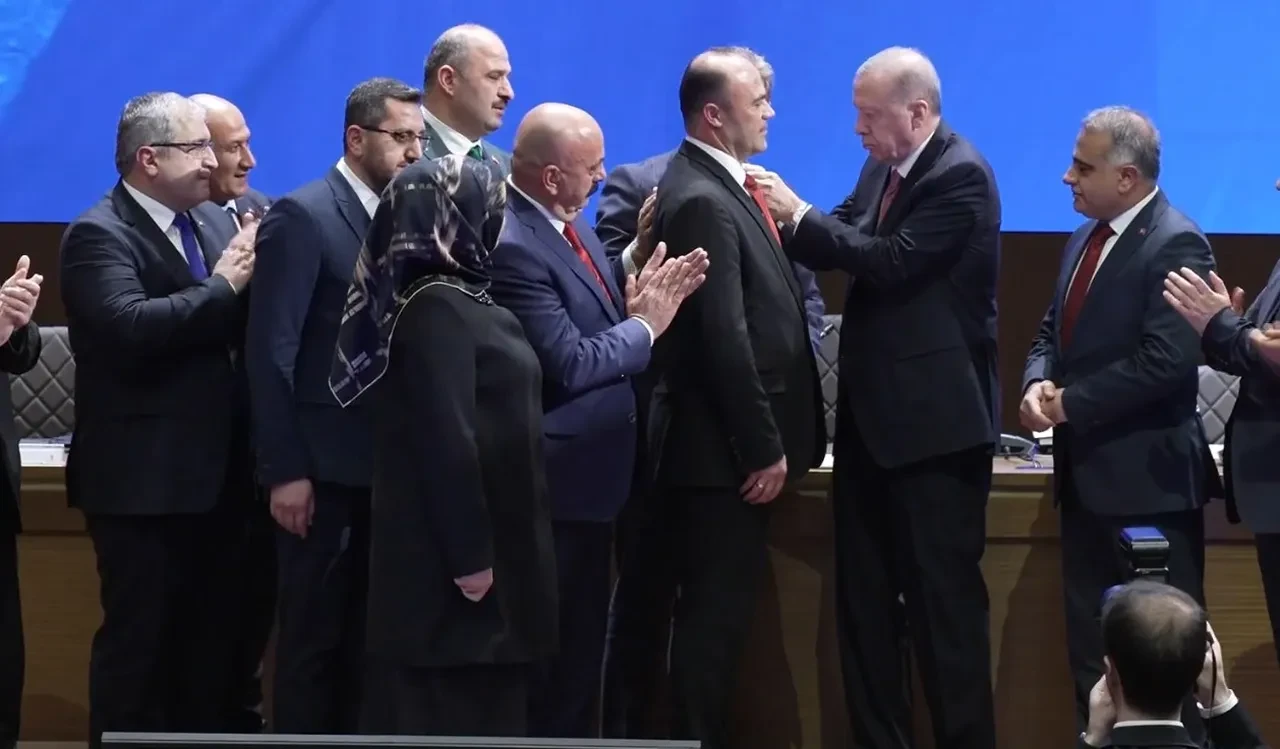 4 belediye başkanı daha AK Parti'ye katıldı! Rozetlerini Cumhurbaşkanı Erdoğan taktı