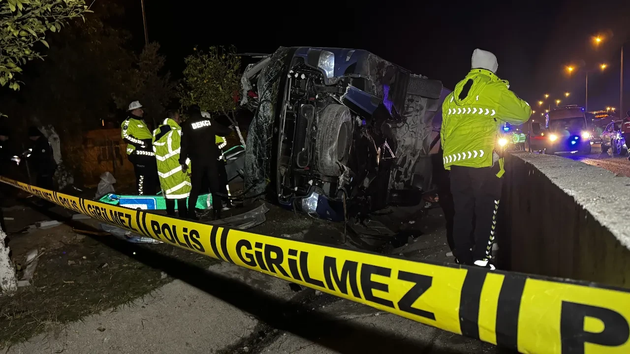 Adana'da yolcu otobüsü devrildi: 8 kişi yaralı