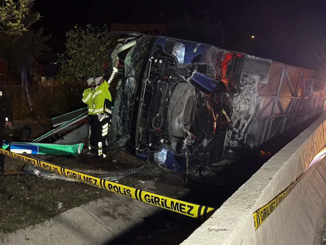 Adana'da yolcu otobüsü devrildi: 8 kişi yaralı
