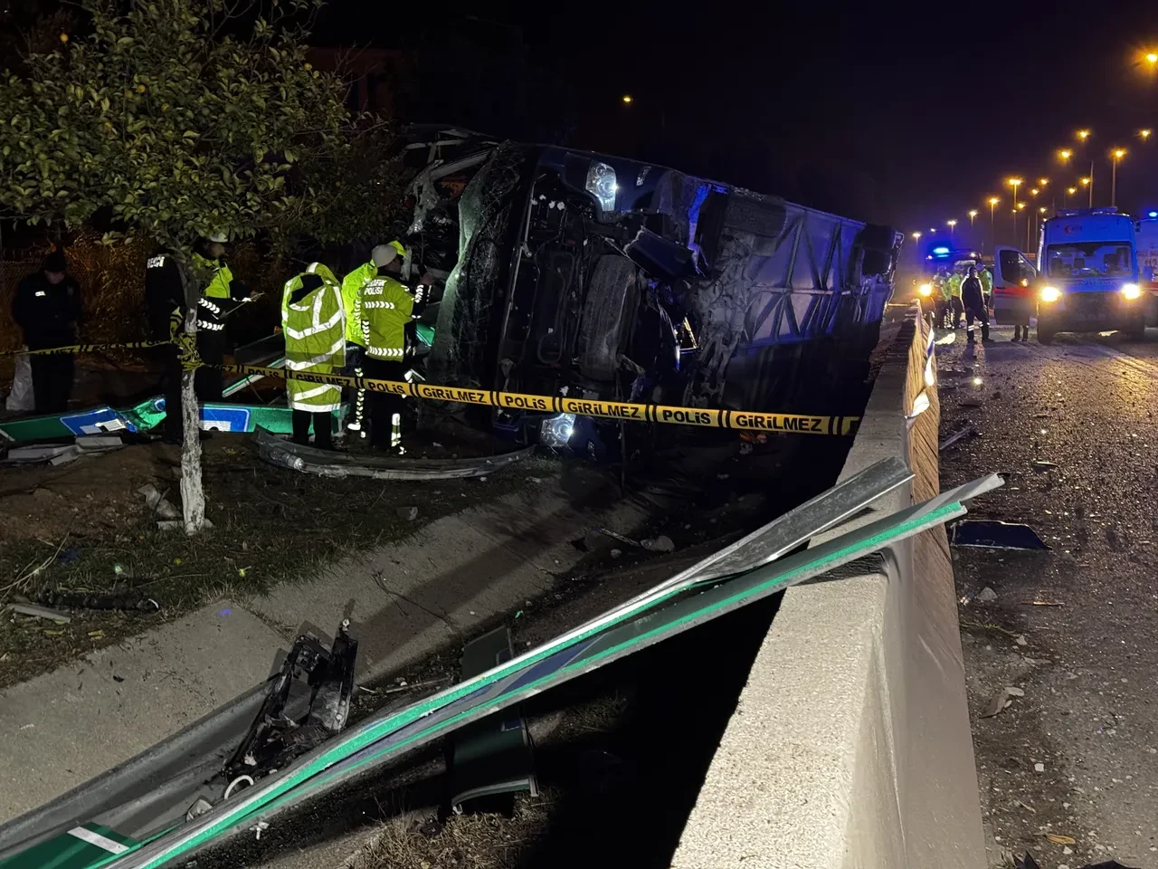 Adana'da yolcu otobüsü devrildi: 8 kişi yaralı