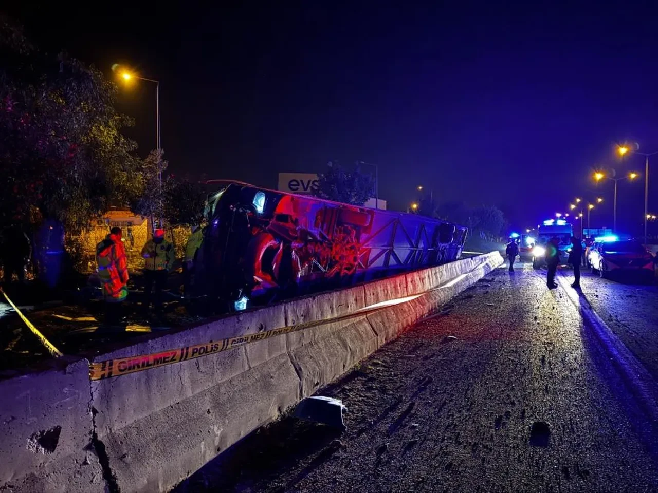 Adana'da yolcu otobüsü devrildi: 8 kişi yaralı