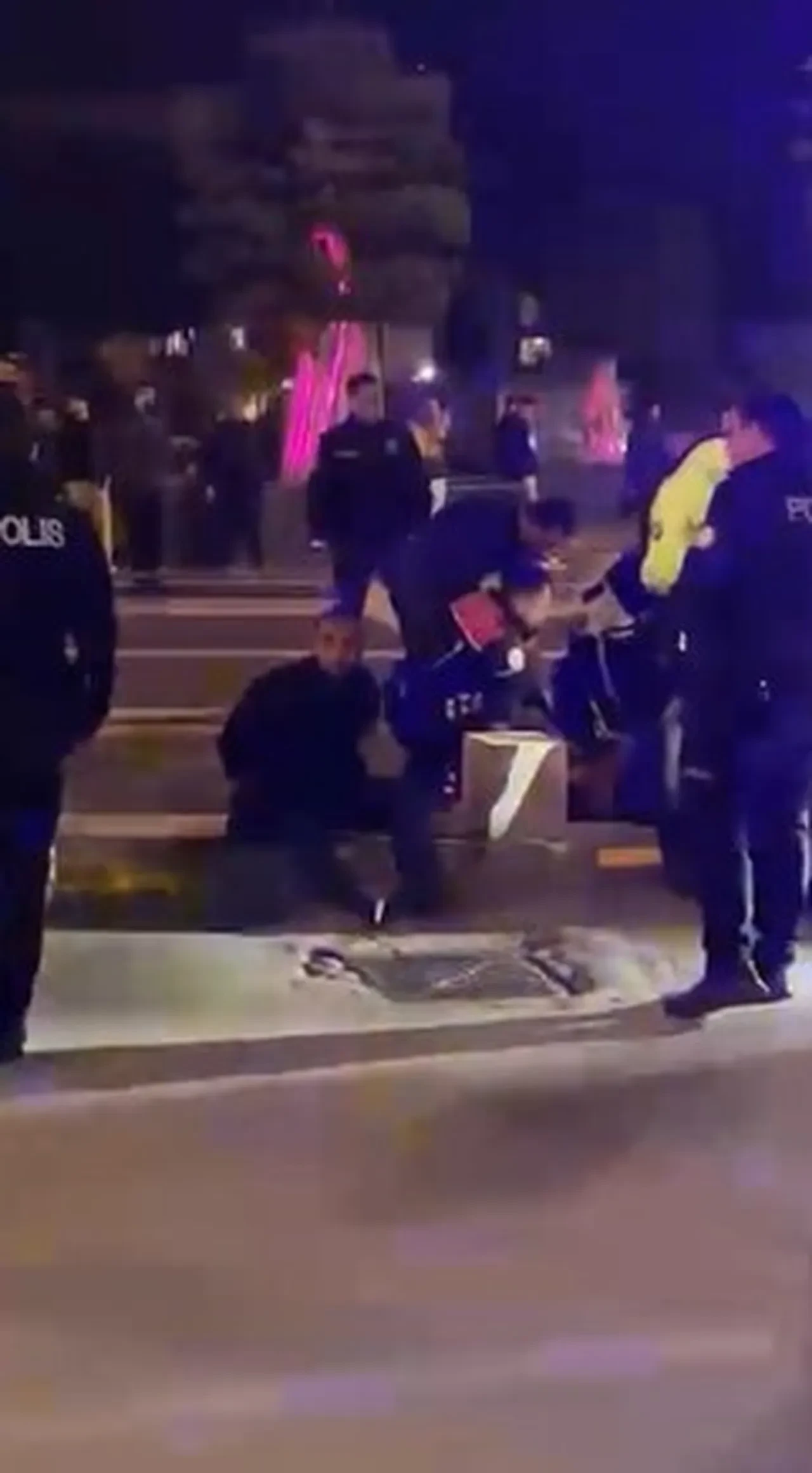 Alacak verecek kavgasında kan aktı: Çok sayıda yaralı ve gözaltı var