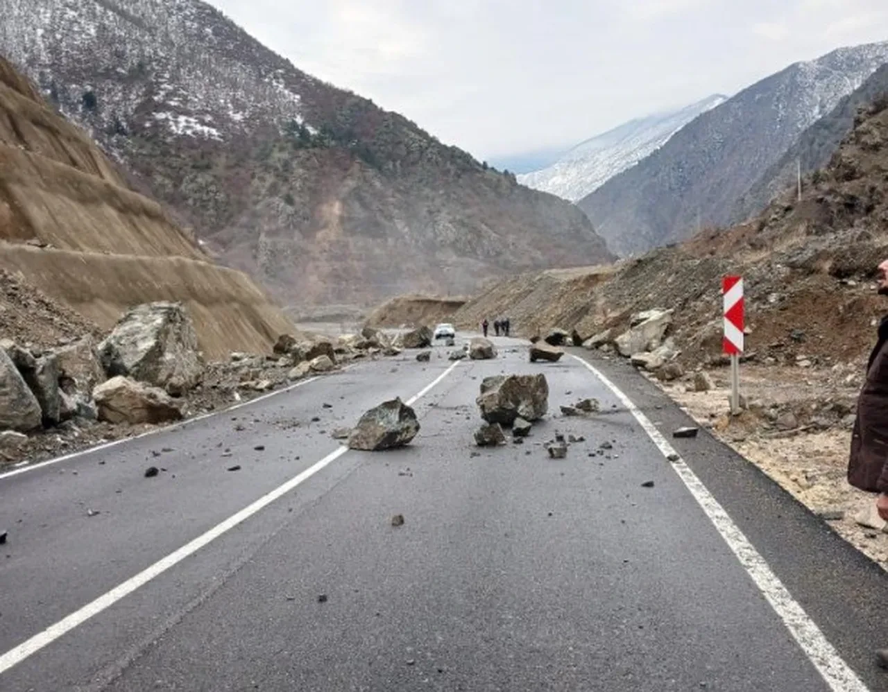 Artvin'de heyelan meydana geldi! Bir sürücünün dikkati faciayı önledi