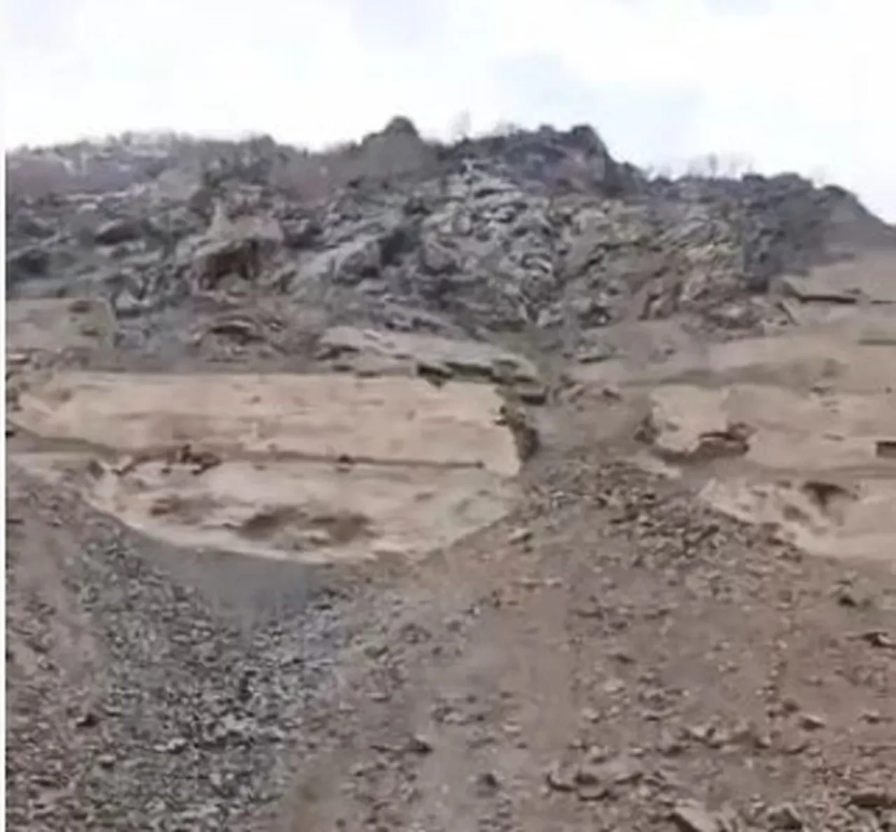 Artvin'de heyelan meydana geldi! Bir sürücünün dikkati faciayı önledi