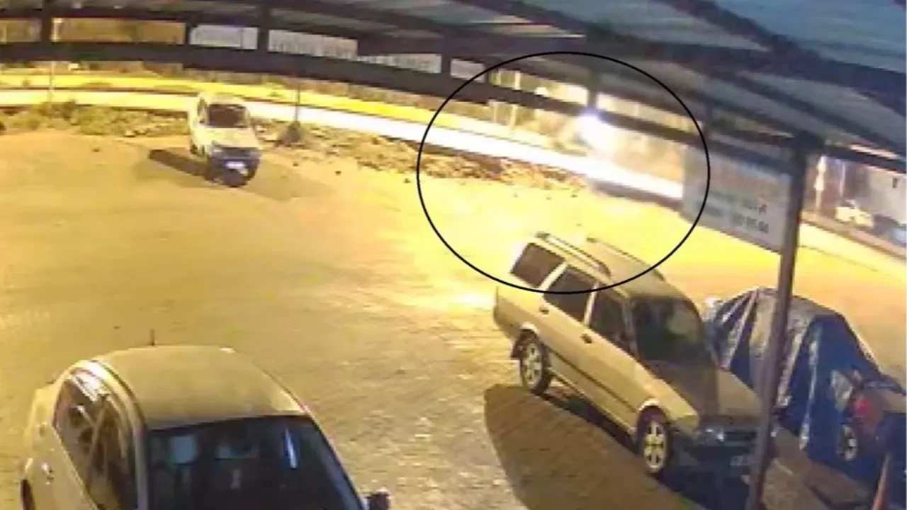 Aydınlatma direğine çarptı, defalarca takla attı! Ece bebeğin can verdiği kaza kamerada