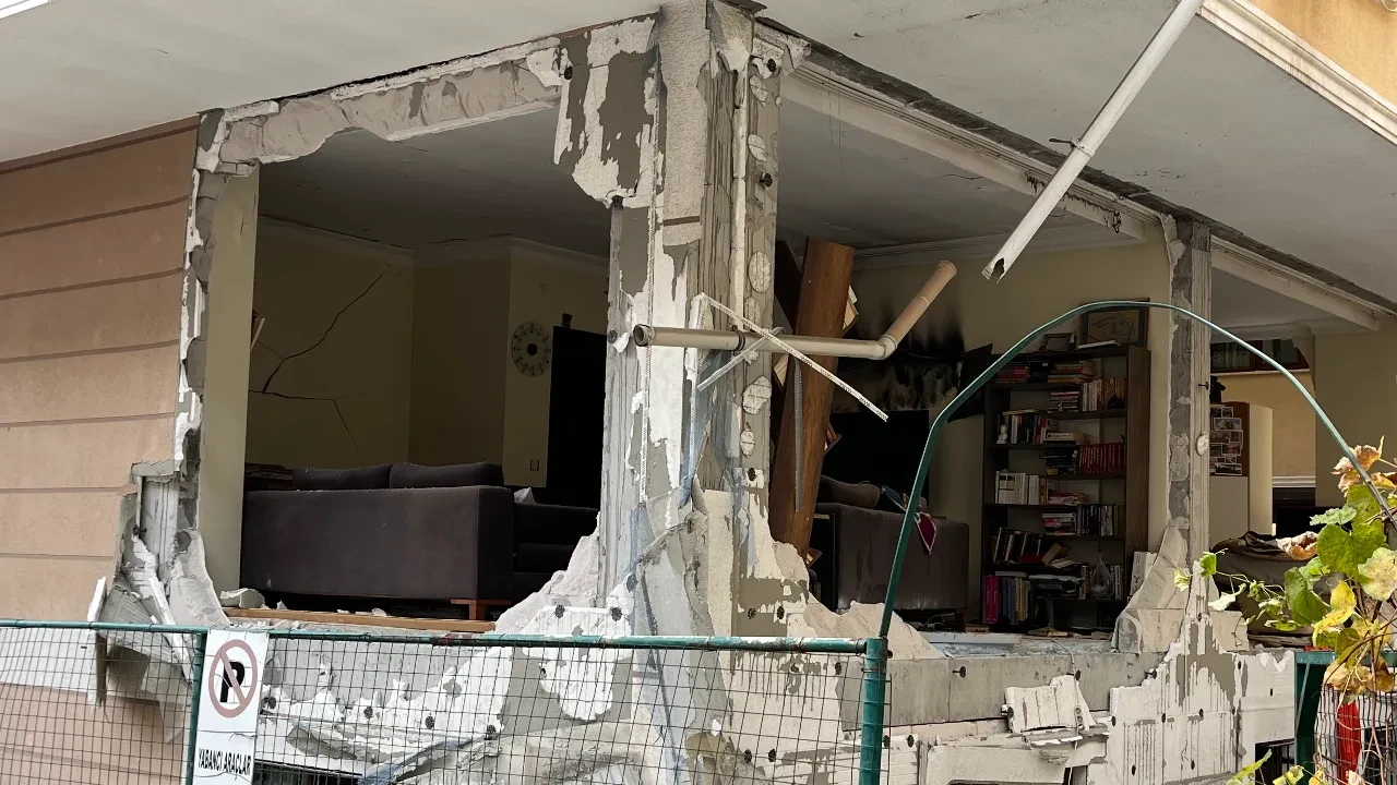 Bomba değil, doğal gaz patlaması! Sokak savaş alanına döndü