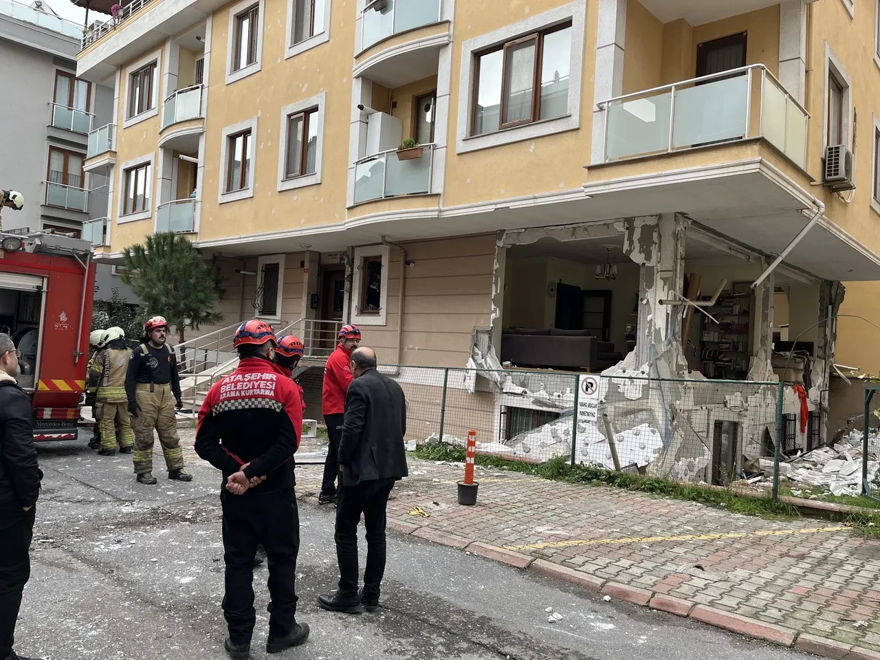 Bomba değil, doğal gaz patlaması! Sokak savaş alanına döndü