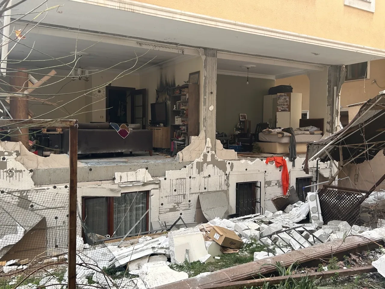 Bomba değil, doğal gaz patlaması! Sokak savaş alanına döndü