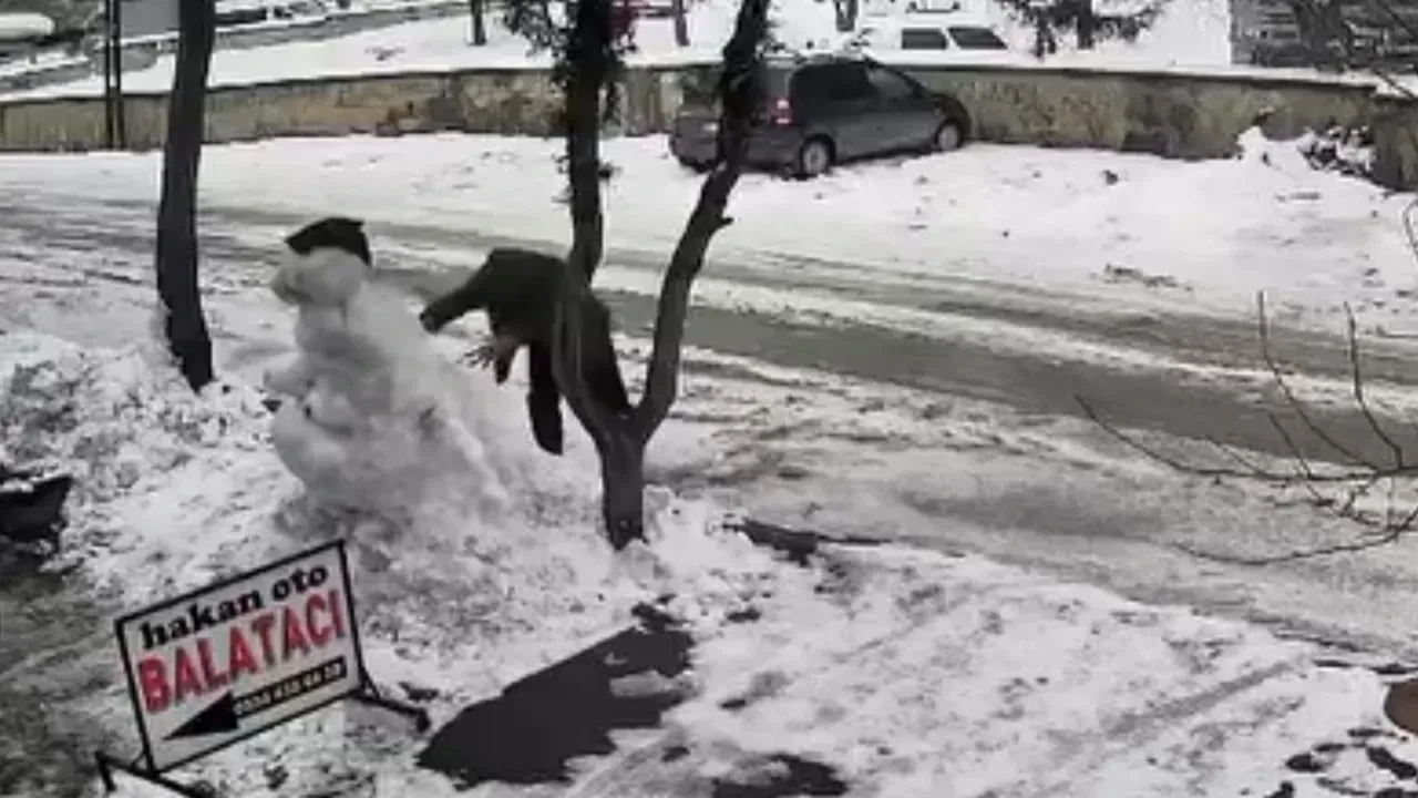 Bu neyin öfkesi! Arabadan indi, kardan adamı yıktı gitti
