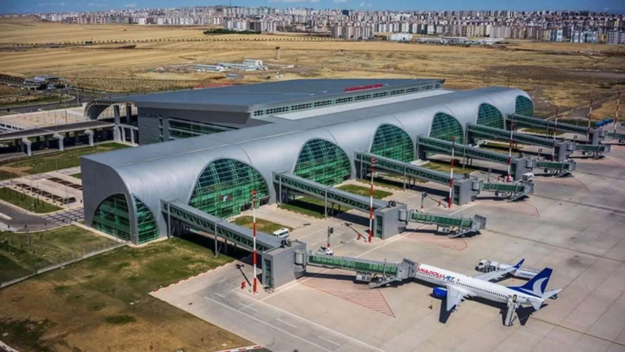 Diyarbakır'da bazı uçak seferleri iptal edildi