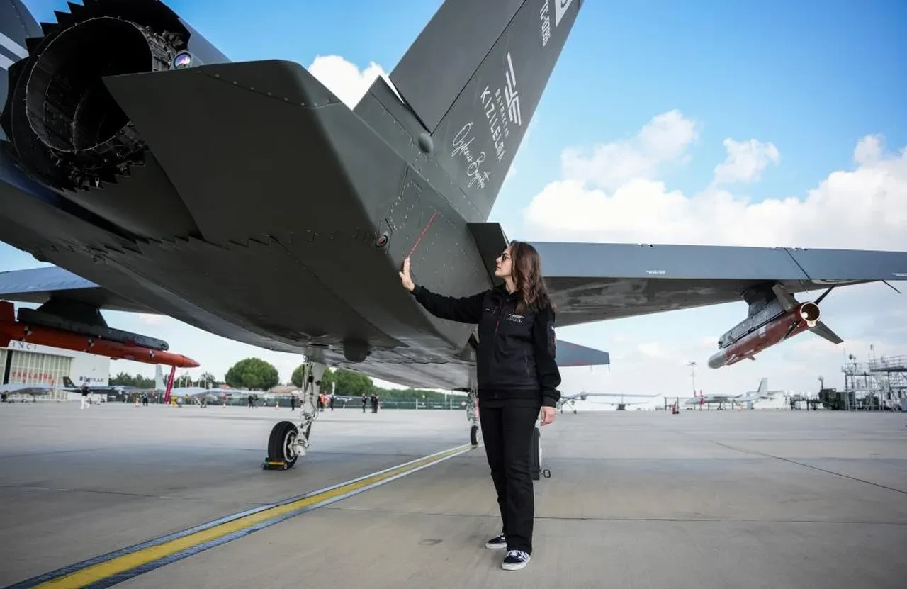 KIZILELMA'nın kadın pilotu! "Kadınlar hayallerini ufkun ötesine taşımaktan vazgeçmesinler"