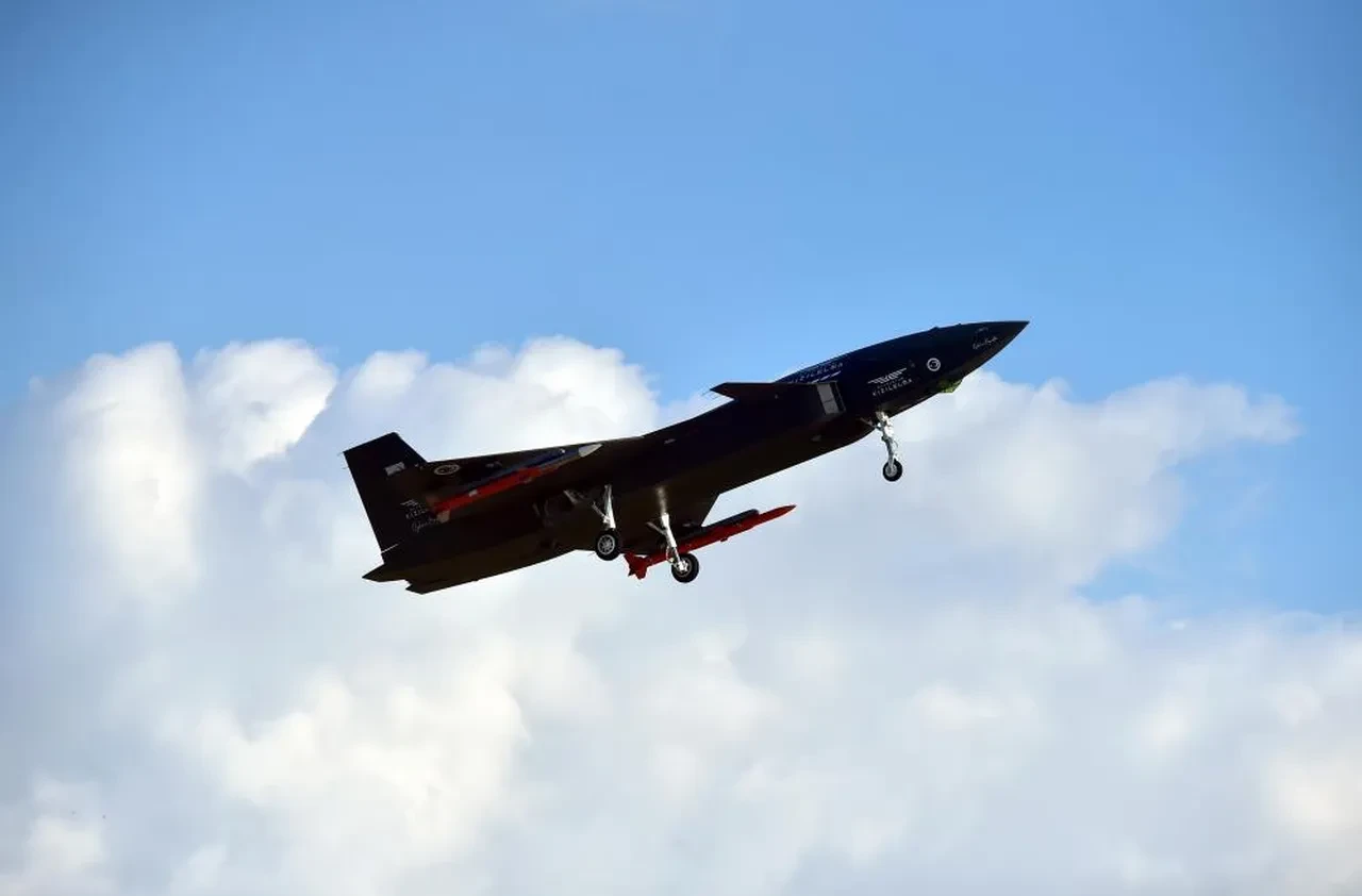 KIZILELMA'nın kadın pilotu! "Kadınlar hayallerini ufkun ötesine taşımaktan vazgeçmesinler"