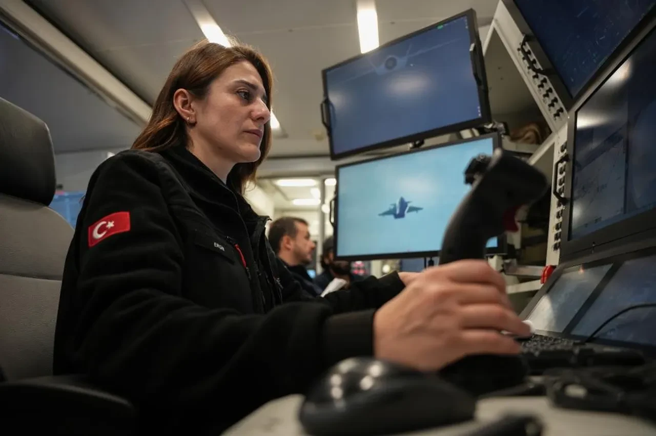 KIZILELMA'nın kadın pilotu! "Kadınlar hayallerini ufkun ötesine taşımaktan vazgeçmesinler"