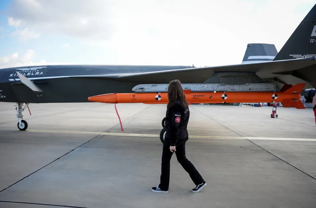 KIZILELMA'nın kadın pilotu! "Kadınlar hayallerini ufkun ötesine taşımaktan vazgeçmesinler"