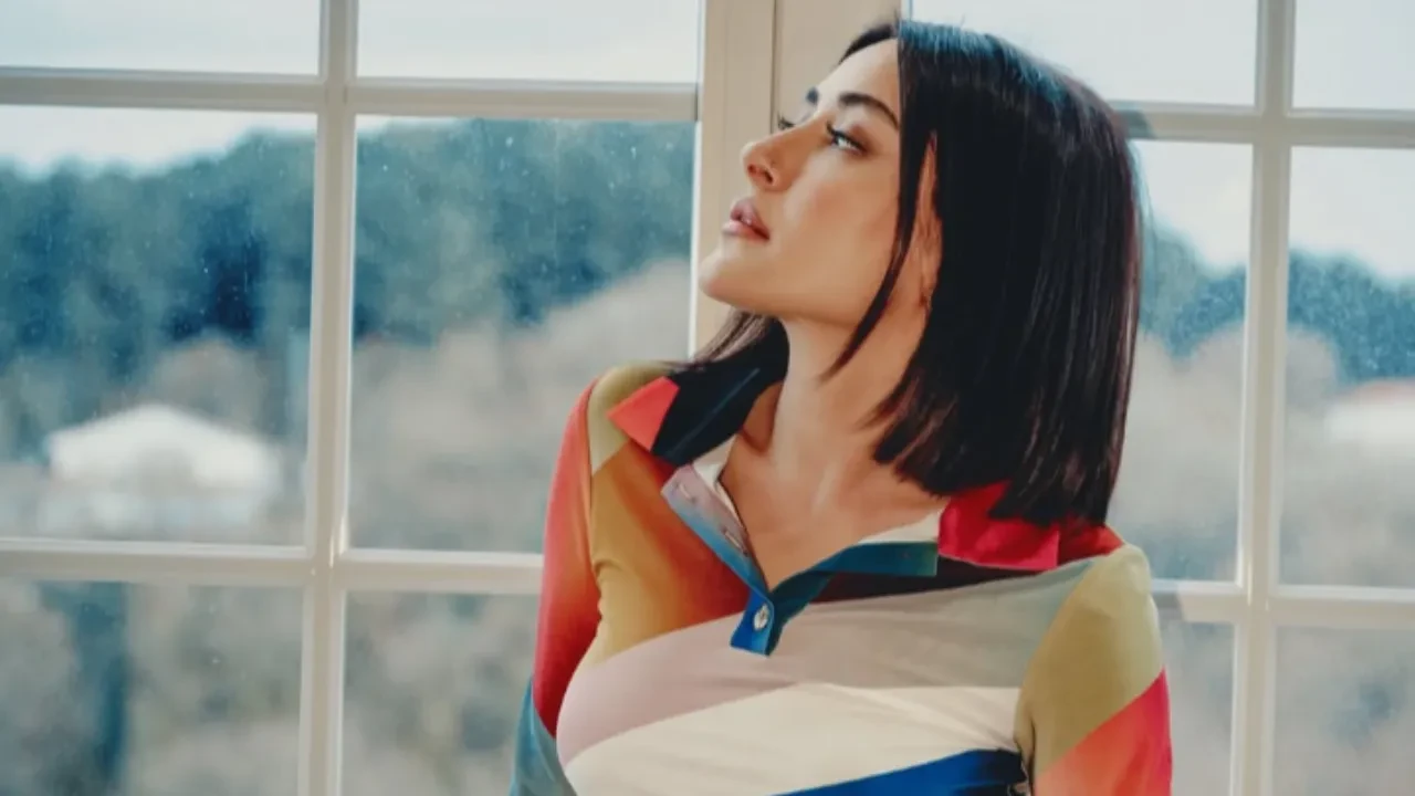 Melek Mosso sahnede fenalaştı!