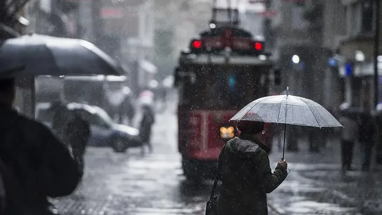 Meteoroloji İstanbul için saat verdi! Kuvvetli sağanak geliyor