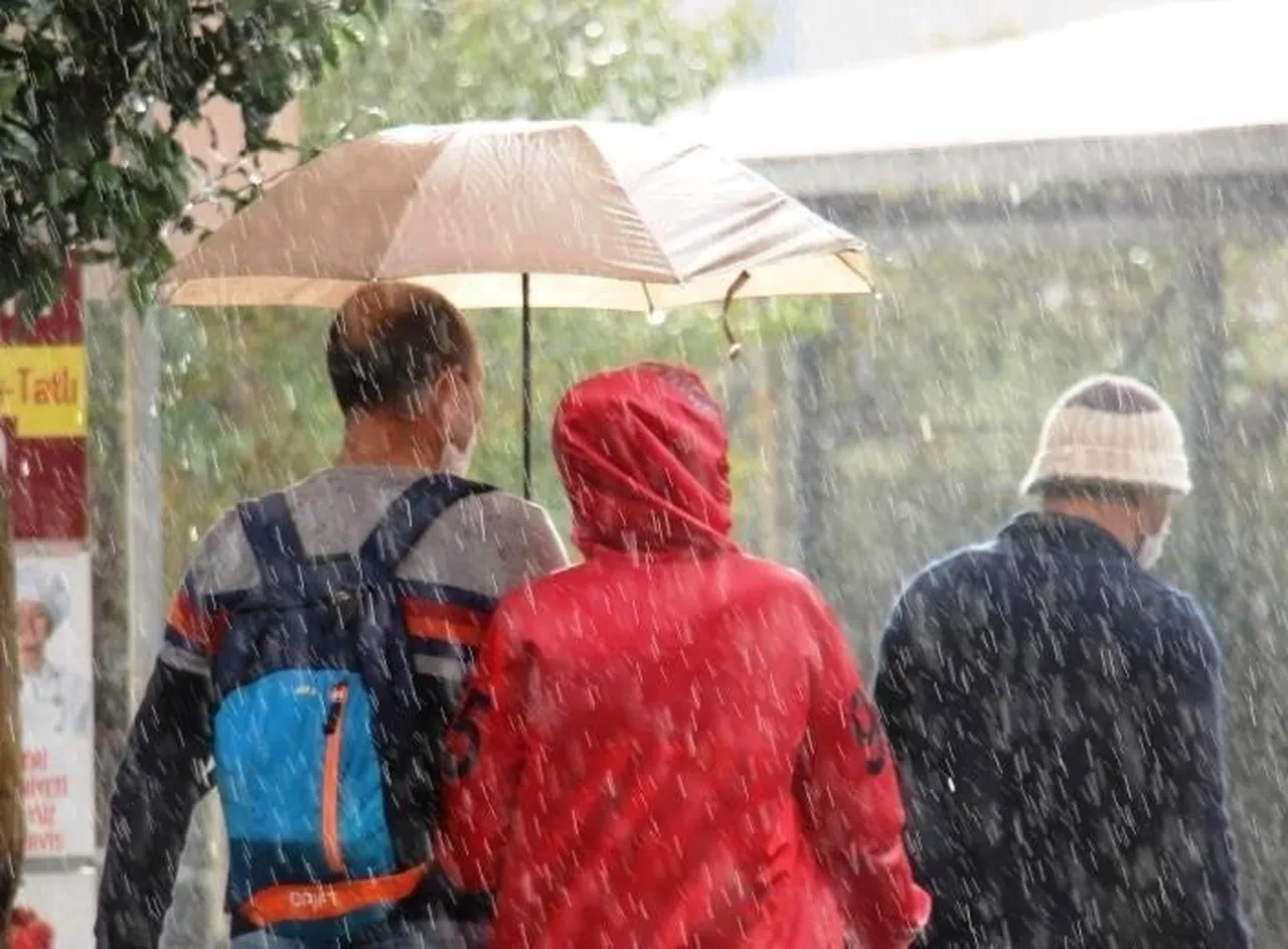 Meteoroloji İstanbul için saat verdi! Kuvvetli sağanak geliyor
