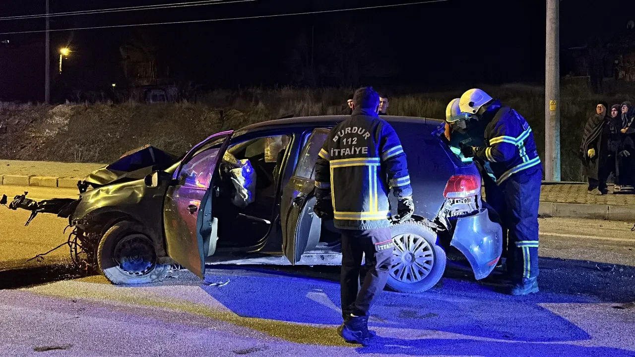 Önce araca sonra ağaca çarptı! Alkollü sürücü trafiği savaş alanına çevirdi