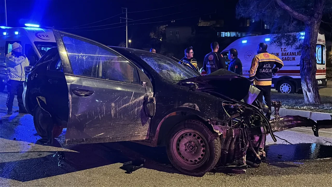 Önce araca sonra ağaca çarptı! Alkollü sürücü trafiği savaş alanına çevirdi