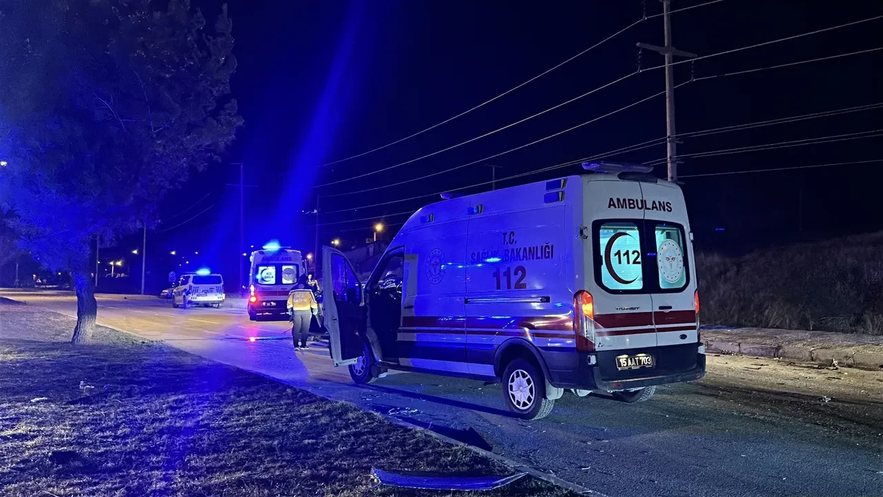 Önce araca sonra ağaca çarptı! Alkollü sürücü trafiği savaş alanına çevirdi