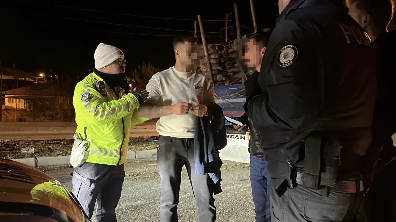 Önce araca sonra ağaca çarptı! Alkollü sürücü trafiği savaş alanına çevirdi