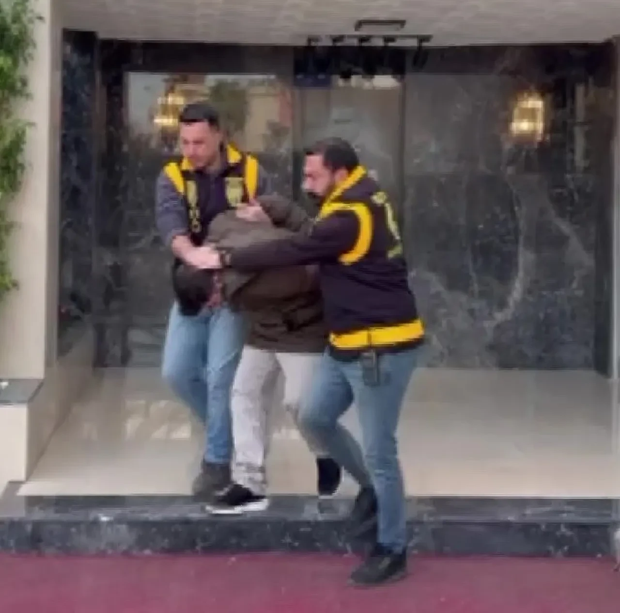 Oyun arkadaşlığının sonu kötü bitti! Tokat ve yumruklarla dövdüler