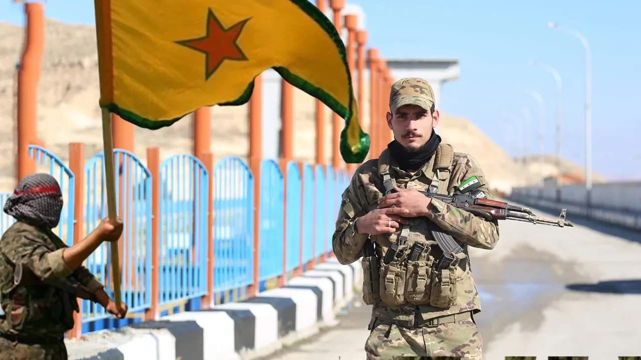 Suriye'de YPG ateşkesi ihlal ederken bazı teröristler silah bırakıyor