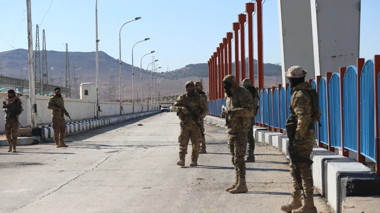 Suriye'de YPG ateşkesi ihlal ederken bazı teröristler silah bırakıyor