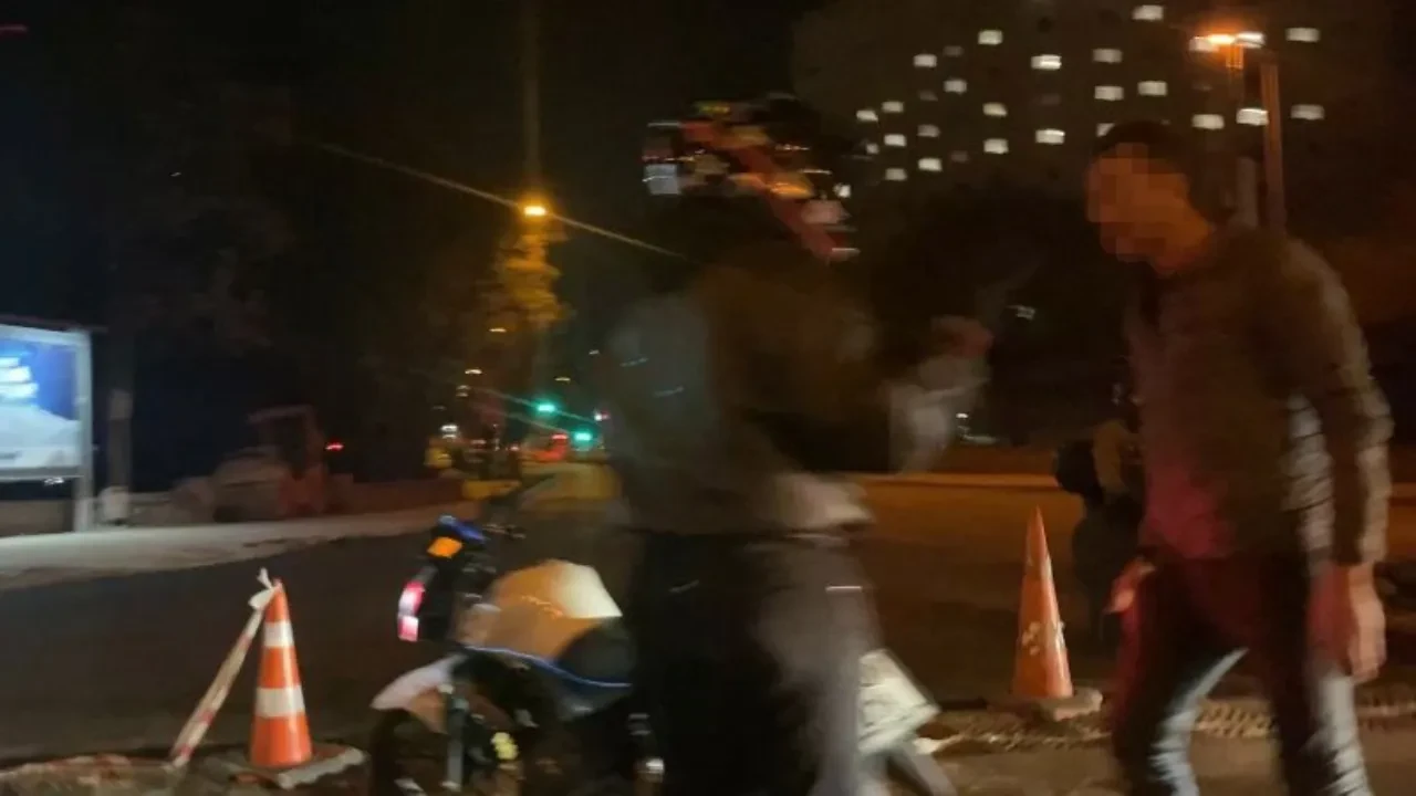 Trafikte öfke patlaması! Kask bile darbelere dayanamadı