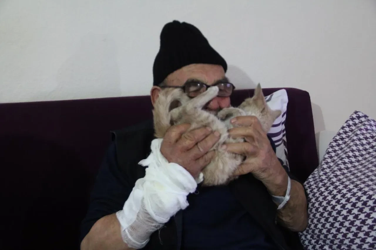 Türkiye onu kedisine sarıldığı fotoğrafla tanıdı! Ali Meşe 93 yaşında hayata gözlerini yumdu