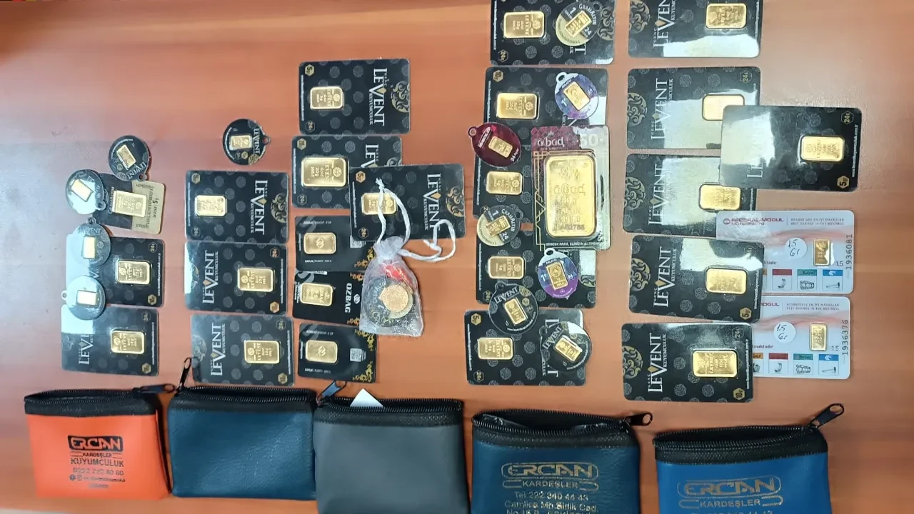 Yolda bulduğu çantadan çıkanlar şok etti! Servet değerindeki altını sahibine teslim etti.