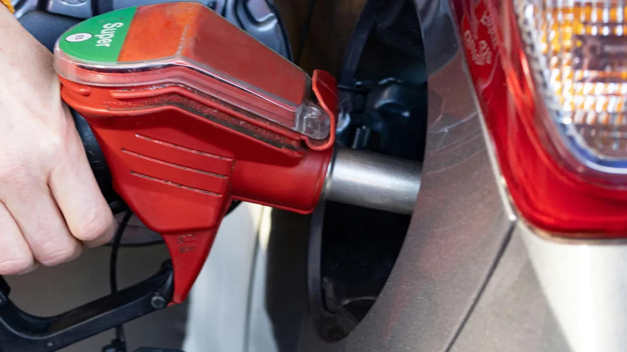 Benzin fiyatlarına zam geldi