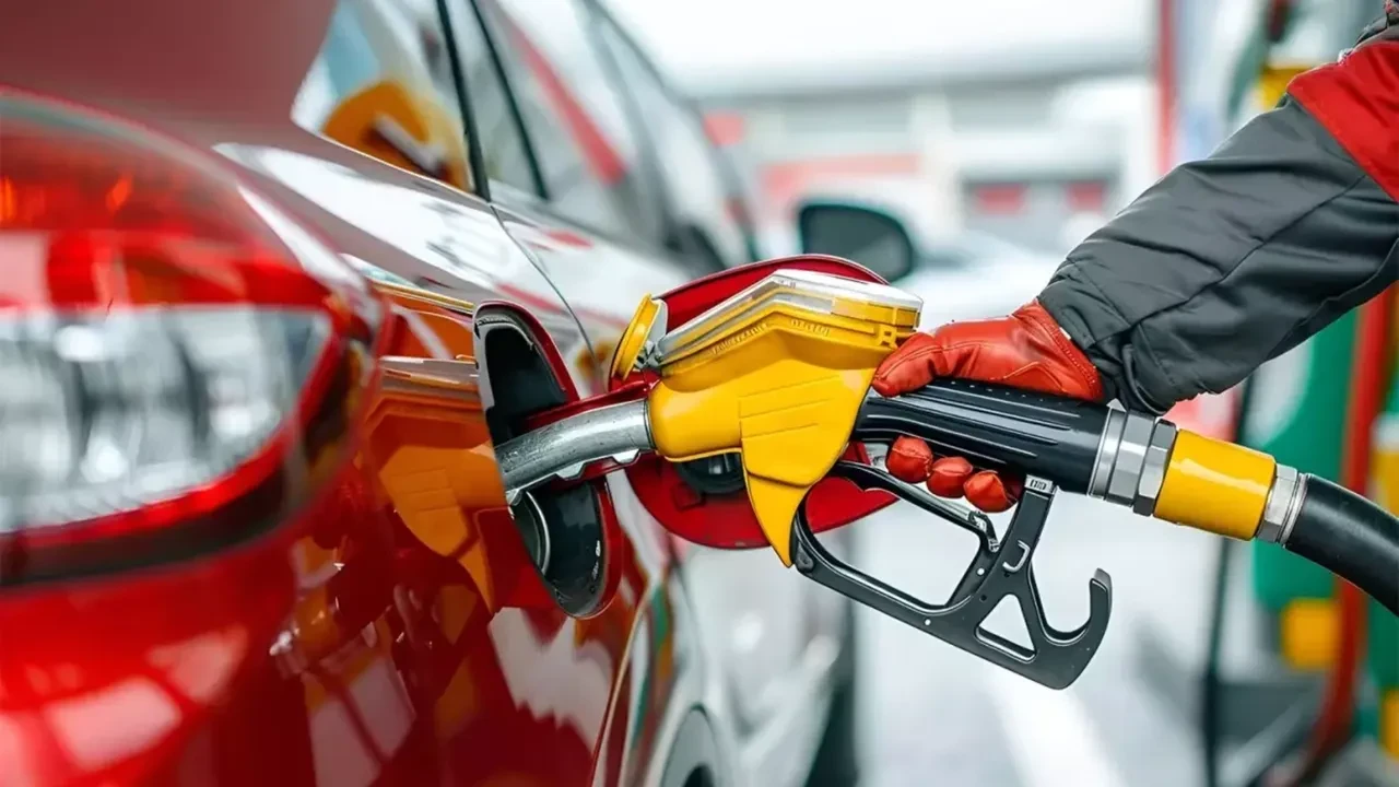 Benzin fiyatlarına zam geldi