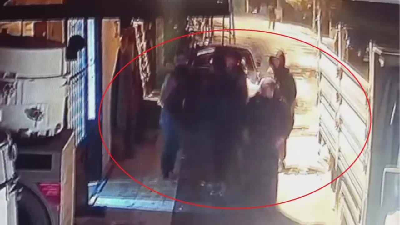 Alacak verecek kavgası kamerada! Ev bastılar, taşla ve bıçakla saldırdılar