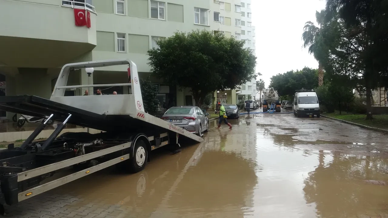 Antalya'da sağanak ve fırtına: Araçlar sular altında kaldı, evleri su bastı! Felaketin bilançosu gün ağarınca ortaya çıktı