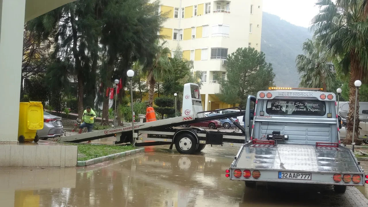 Antalya'da sağanak ve fırtına: Araçlar sular altında kaldı, evleri su bastı! Felaketin bilançosu gün ağarınca ortaya çıktı