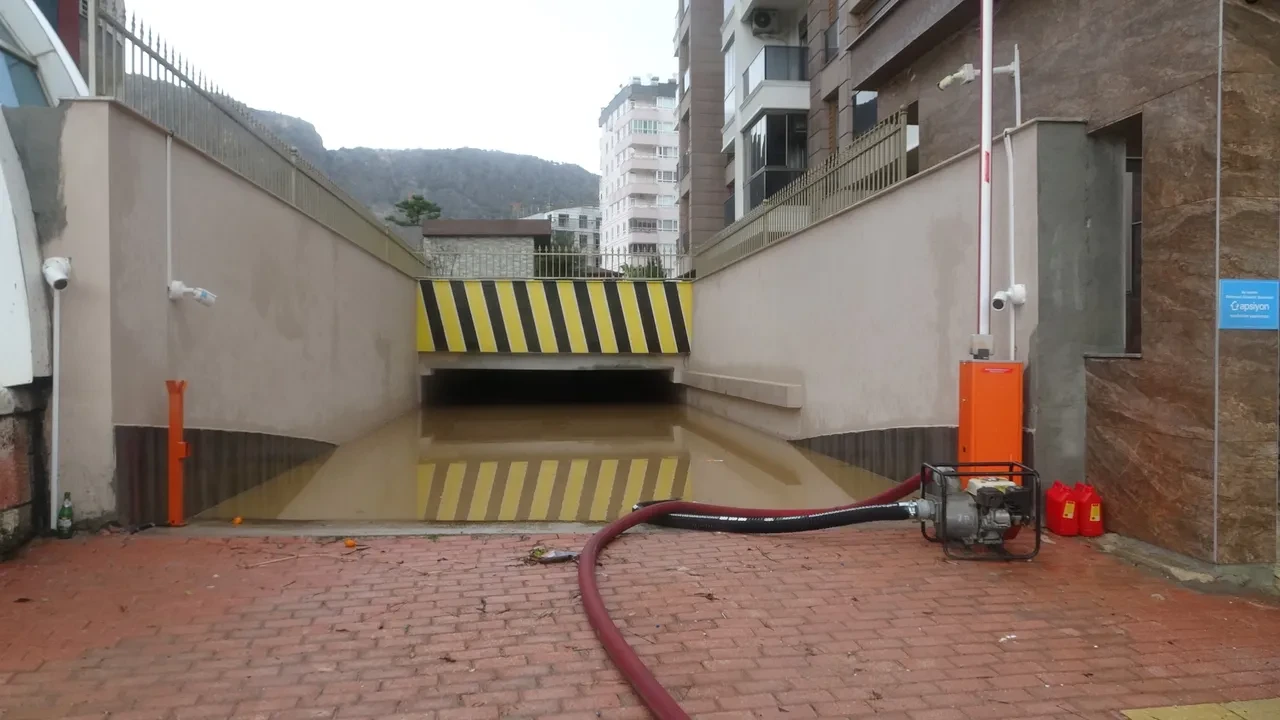 Antalya'da sağanak ve fırtına: Araçlar sular altında kaldı, evleri su bastı! Felaketin bilançosu gün ağarınca ortaya çıktı