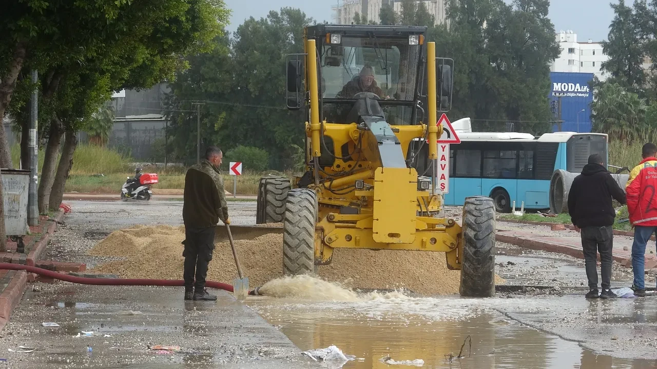 Antalya'da sağanak ve fırtına: Araçlar sular altında kaldı, evleri su bastı! Felaketin bilançosu gün ağarınca ortaya çıktı